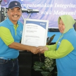 Dirut PDAM Mujiaman Sukirno saat menyerahkan sertifikat ISO 37001 kepada Wali Kota Risma.