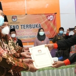 Bupati Terpilih Yuhronur Efendi saat menerima dokumen dari Ketua KPU Lamongan Mahrus Ali. (foto: ist)