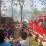 Petugas damkar saat berusaha memadamkan api yang menghanguskan kandang ayam milik Sodiq, pensiunan TNI. (Ist)