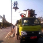 Perbaikan PJU yang rusak di ruas Jalan Provinsi. foto: aan wijayanto