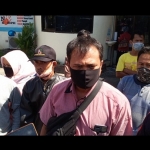 Abdul Wahab, warga Manyarrejo, Kecamatan Manyar dan keluarga besarnya saat mendatangi Kantor BPN Gresik. foto: SYUHUD/ BANGSAONLINE