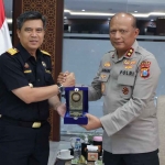 Kakanwil Bea Cukai Jatim I saat bersama Kapolda Jatim.