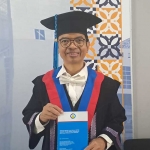 Prof. Nurhadi Siswanto, saat menjelaskan mengenai kelebihan simulasi sistem industri dalam menyelesaikan permasalahan industri di Indonesia dalam buku orasi ilmiahnya. Foto: Ist.