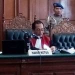 Hakim tunggal Ferdinandus yang membatalkan status tersangka La Nyalla dalam sidang Praperadilan, di PN Surabaya, Selasa (12/4) lalu. foto: detik.com