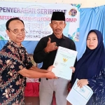 Salah satu warga Keporen saat menerima sertifikat dari Kantah Kabupaten Pasuruan.