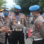 Kapolres Kediri Kota, AKBP Miko Indrayana saat menyambut Tim Divpropam Polri, di Alun-alun Kota Kediri. foto: ist