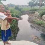 Salah satu warga yang rumahnya dekat dengan Sungai  Selorawan ini setiap harinya  menghirup bau busuk limbah buangan.
