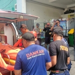 Petugas BPBD Kota Batu saat hendak membawa jenazah korban ke RS Bhayangkara Hasta Brata.