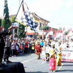 Bupati Hendy saat memberangkatkan ribuan peserta Karnaval Siswa.