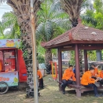 Para petugas BPBD Jatim saat menikmati fasilitas yang ada di Tenpina atau akronim dari Tenda Edukasi Bencana. Foto: Humas BPBD Jatim