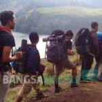 MENUJU PUNCAK: Beberapa pendaki saat menuju Ranu Kumbolo. foto: BANGSAONLINE