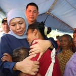 Gubernur Jawa Timur, Khofifah Indar Parawansa saat memeluk salah satu ibu dalam kegiatan kunjungan kerjanya. Foto: Ist.