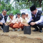 Bupati Trenggalek Moch.Nur Arifin saat mendampingi  Yayasan Swatantra Pangan Nusantara membagikan bibit dan pupuk di beberapa sekolah di Kecamatan Gandusari