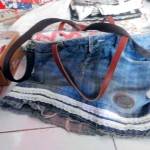 Tampilan tas dari celana jean bekas. foto: rizki darmawan/ BANGSAONLINE