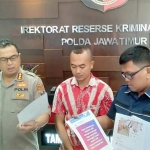 Kabid Humas Polda Jawa Timur Kombes Pol Frans Barung Mangera bersama tersangka (baju batik merah) menunjukkan bukti tangkapan layar unggahan ujaran kebencian tersangka di medsos.