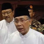 Ketua Umum PBNU, KH Yahya Cholil Staquf, didampingi Saifullah Yusuf saat memberi keterangan pers usai acara Rakor PWNU se-Indonesia. Foto: BANGSAONLINE