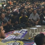 Suasana doa bersama yang digelar suporter di Probolinggo untuk korban tragedi Kanjuruhan Malang.