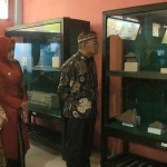 Menko PMK, Muhadjir Effendy, saat berkeliling di Museum Trowulan.
