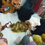 Ibu-ibu saat praktik cara merawat jenazah.