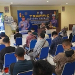 Kasat Lantas Polrestabes Surabaya memberikan Hypnotherapy kepada anak anak pelanggar lalu lintas.
