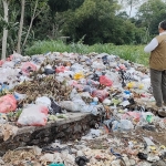 Ketua FPRB Kabupaten Kediri dr. Ari Purnomo Adi (pakai rompi) bersama tim saat mengecek tumpukan sampah di Desa Turus Kecamatan Gurah. Foto: MUJI HARJITA/ BANGSAONLINE