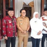 Khofifah saat foto bersama empat bupati se-Madura dan Kepala Bakorwil Alei Beq.