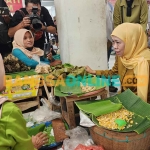 Calon Gubernur Jatim nomor urut 2, Khofifah Indar Parawansa, saat berbincang dengan pedagang di Pasar Besar Ngawi. Foto: DEVI FITRI AFRIYANTI/BANGSAONLINE