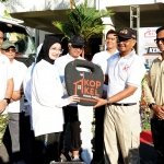 Wali Kota Kediri saat menyerahkan kendaraan operasional secara simbolis. Foto: Ist