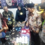 KHAS SIDOARJO: Bupati Saiful Ilah didampingi Kepala Disperindag Dr Feny Apridawati dan Forpimda Sidoarjo saat stan UMKM yang menyediakan batik tulis dalam Pasar Rakyat, di Alun-alun Sidoarjo, Jumat (21/4) petang. foto: MUSTAIN/ BANGSAONLINE