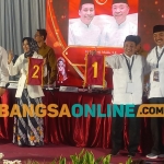 Dua Paslon Pilwali Mojokerto usai menerima nomor undian dari KPU Kota Mojokerto