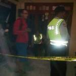 Polisi saat olah TKP pembunuhan yang terjadi di Kecamatan Widang. (suwandi/BANGSAONLINE)