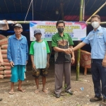 Direktur PT Berdikari Jaya Bersama (BJB) Kota Probolinggo, Yuwie Santoso menyerahkan bantuan semen kepada korban.