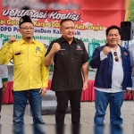 Ketua Golkar Gresik Ahmad Nurhamim, Ketua Nasdem Gresik Syaiful Anwar, Ketua PPP Achmad Nadlir, Asluchul Alif, dan Tri Putro Utomo saat deklarasi koalisi. foto: SYUHUD/ BANGSAONLINE