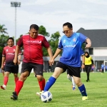 Pj Gubernur Jatim, Adhy Karyono, saat bermain sepak bola.