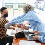 Keluarga besar RSUD Kilisuci tampak mengantre untuk melakukan aksi donor darah, hasil kerja sama dengan PMI Kota Kediri. Foto: Ist