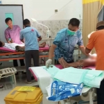 Proses khitan massal gratis yang digelar Rumah Sakit Umum Daerah (RSUD) Ngimbang Lamongan dalam memperingati HUT ke-80 RI. (Ist)