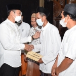 Bupati Lamongan Yuhronur Efendi melakukan penyerahan insentif di Masjid At Taawun Deket Kulon.