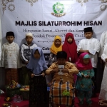 Majelis Silaturrohim Hisan Cabang Surabaya saat memberi santunan kepada anak yatim di sekitar Kelurahan Embong Kaliasin. Foto: Ist