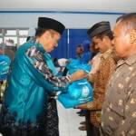 Wali Kota Madiun Bambang Irianto secara simbolis memberikan bingkisan kepada Ketua RT/RW. Foto:dhany/BANGSAONLINE

?