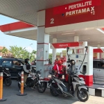 Warga saat antre BBM di salah satu SPBU di Kecamatan Pare, Kabupaten Kediri. Foto: Ist