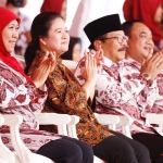 Mensos RI Khofifah Indar Parawansa bersama Gubernur Jatim Soekarwo mendampingi ?Menko PMK, Puan Maharani saat peringatan puncak HKSN 2017 di lapangan Makodam V Brawijaya, Surabaya, belum lama ini. foto: ist