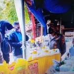 Kapolres Sumenep, AKBP Rahman Wijaya, bersama Satgas Pangan setempat saat meninjau ketersediaan minyak goreng di Pasar Anom.