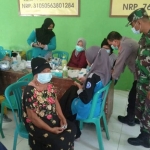 Petugas gabungan dari TNI-Polri saat meninjau vaksinasi di Desa Guyung, Kecamatan Gerih, Kabupaten Ngawi.