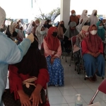 Para santri di Kabupaten Blitar yang hendak kembali ke pesantren mengikuti rapid test antigen gratis.