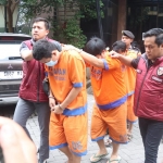 Tiga dari enam pelaku tindak pidana curat dengan modus ganjal ATM yang sudah diamankan Polresta Sidoarjo.