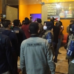 Petugas Gabungan saat menggelar razia ke tempat Rekreasi Hiburan Umum (RHU) yang tersebar di beberapa titik Kota Surabaya, Kamis (18/6/2020) malam. (foto: ist).