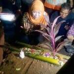 Mensos Khofifah Indar Parawansa saat mimpin doa di makam balita korban pemerkosaan dan pembunuhan balita berusia 2,5 tahun di Cibungbulang Bogor, Kamis (12/5).  foto: detikcom 
