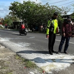 Petugas saat melakukan olah TKP di Jalan Raya Gedang Rowo, Sidoarjo.