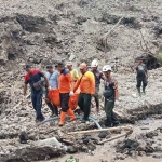 Petugas saat mengevakuasi penambang pasir tradisional yang tertimbun longsor di Kali Putih, Desa Karangrejo, Kecamatan Garum, Kabupaten Blitar.