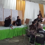 Petugas KPPS saat melakukan perhitungan suara hasil Pilkada Kota Batu 2024.